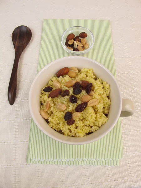 Millet aux noix et raisins secs — Photo