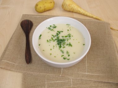 Patates ve parsnips ile püresi çorbası