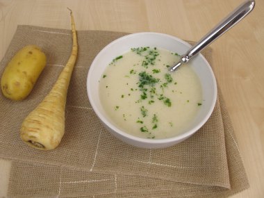 Patates ve parsnips ile püresi çorbası