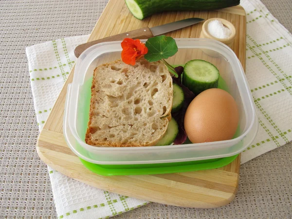Gurka sandwich i matlåda för avhämtning — Stockfoto