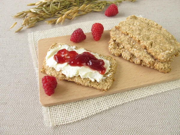 Hemgjord havre knäckebröd med hallonsylt — Stockfoto