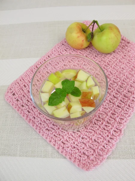 Eau aromatisée - Agua fresca aux pommes et menthe — Photo