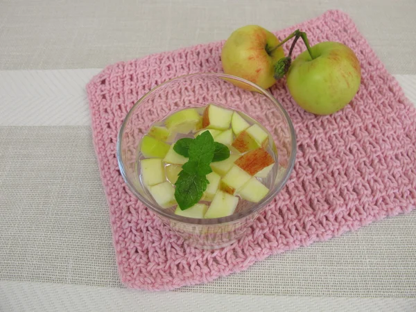 Eau aromatisée - Agua fresca aux pommes et menthe — Photo
