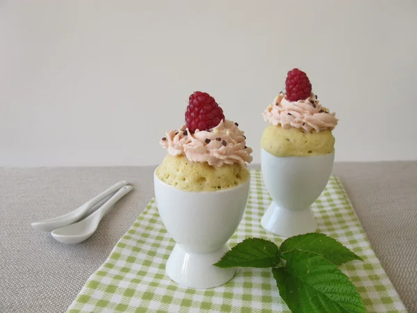 Raspberry mug cake in egg cup — Stock Photo, Image