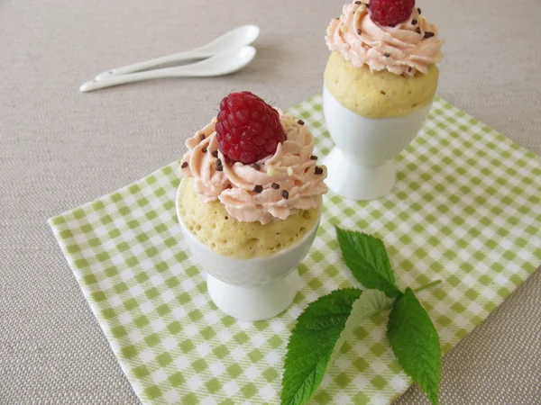 Raspberry mug cake in egg cup — Stock Photo, Image