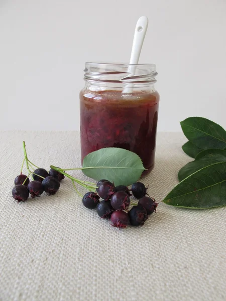 Hemgjord sylt med juneberries — Stockfoto