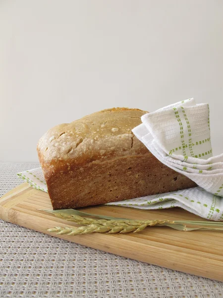 Белый хлеб с мукой из хлебопекарной машины — стоковое фото