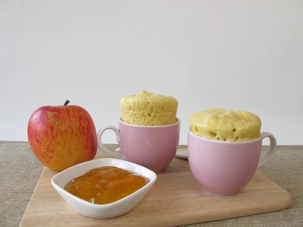 Κούπα γάλα κέικ ρολό από μικροκυμάτων με ζελέ Μήλου — Φωτογραφία Αρχείου