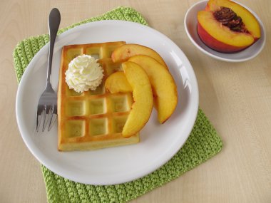 Belçika waffle fırında şeftali ve krem şanti ile