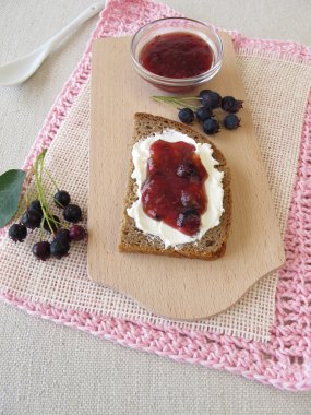 Kahvaltı için juneberry reçelli ekmek