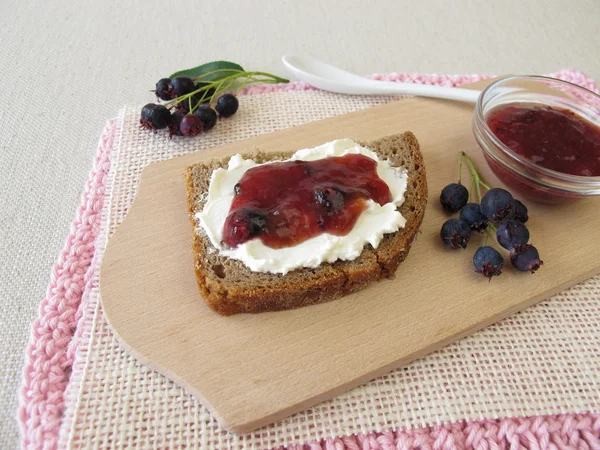 Bröd med häggmispel marmelad till frukost — Stockfoto
