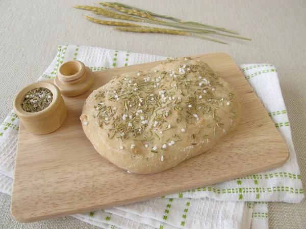 Pão Focaccia com alecrim e sal — Fotografia de Stock