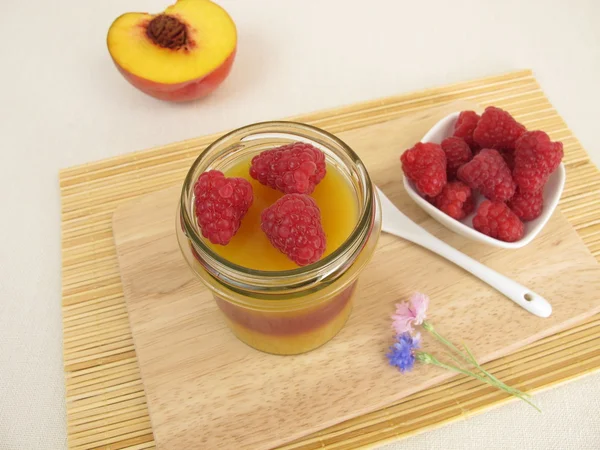 Smoothie gelado como melba de pêssego sobremesa em camadas — Fotografia de Stock