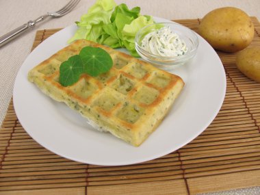Fırında patates waffle krem peynir dip ve salata ile