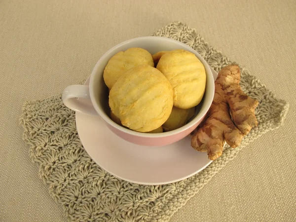 Чашка с имбирным печеньем — стоковое фото