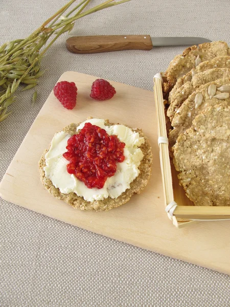 Desayuno con pan crujiente de avena y queso fresco de frambuesa — Foto de Stock