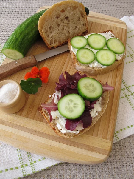 Bread with cream cheese, cucumber and lettuce — Stock Photo, Image