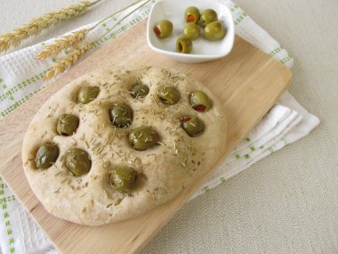 Focaccia ekmek biberiye ve zeytin ile