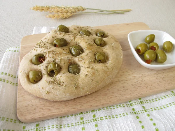 Focaccia ekmek biberiye ve zeytin ile — Stok fotoğraf