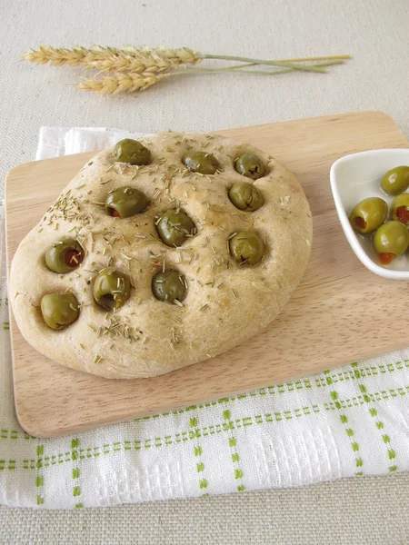 Focaccia chléb s rozmarýnem a olivami — Stock fotografie