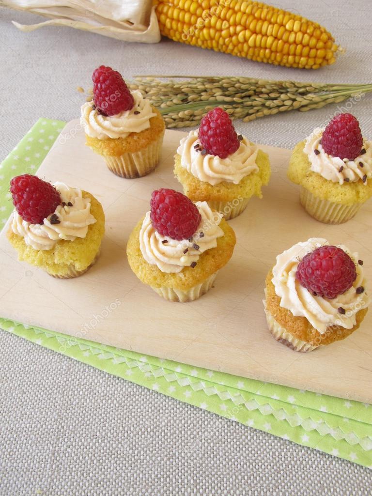 Glutenfreie Himbeer-Cupcakes, Maiskolben und Reisrispen — Stockfoto ...