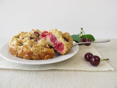 Vişne pastayla parçalamak