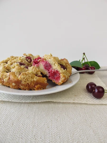 Crumble cake with sour cherries — Stock Photo, Image