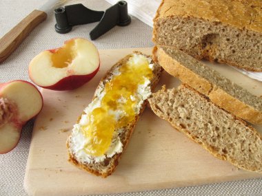 Ekmek yapımcısı gelen yaymak meyve ile ekmek