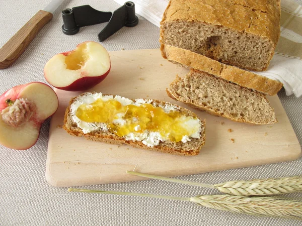 Хлеб от хлебопечки с фруктами — стоковое фото