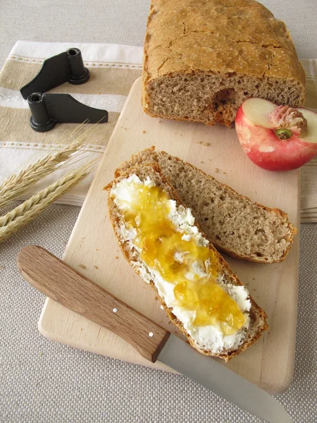 Bröd från bröd maker med frukt sprida — Stockfoto