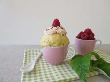 Taze Ahududu ve mikrodalga pastadan ahududu kupa