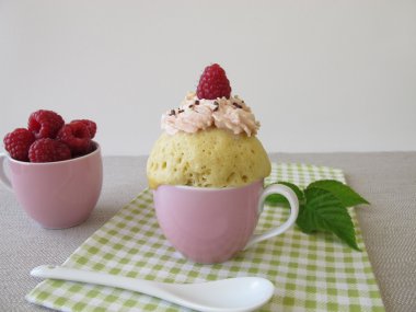 Taze Ahududu ve mikrodalga pastadan ahududu kupa