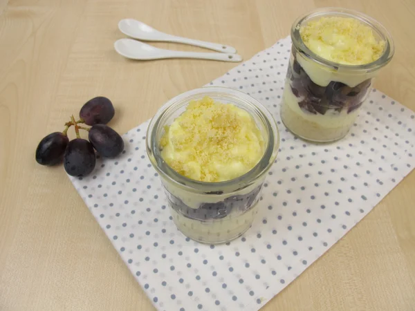 Trifle with vanilla yogurt, red grapes and crumbles — Stock Photo, Image