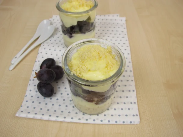 Trifle con yogur de vainilla, uvas rojas y desmenuzados — Foto de Stock