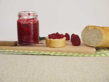 Ahududu reçeli ve baget Kahvaltı