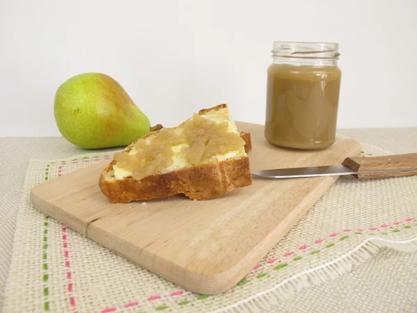 Armut ve soda ekmek yaymak meyve ile Kahvaltı — Stok fotoğraf