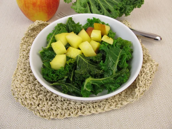 Kale salad with baked apple — Stock Photo, Image