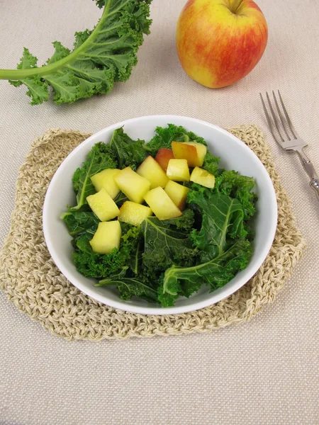 Kale salad with baked apple — Stock Photo, Image