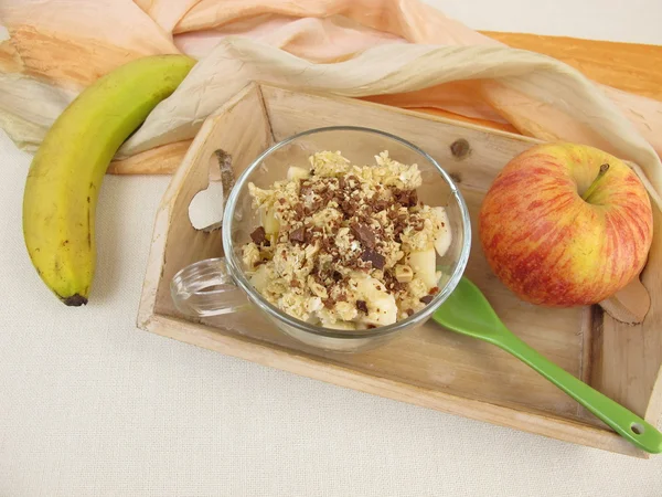 Mug cake met banaan, appel, chocolade crumble — Stockfoto