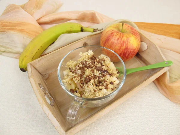 Torta di croccantini con banana, mela, cioccolato — Foto Stock