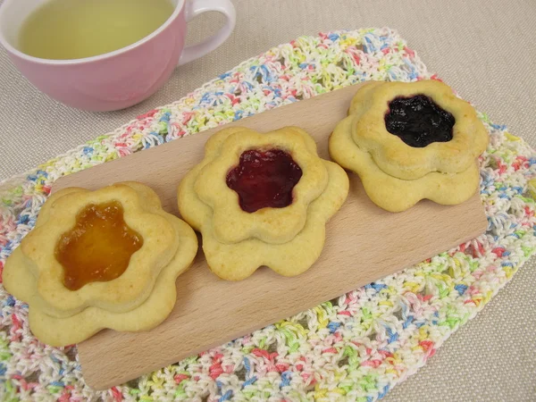 Печенье с чаем и флоретом, наполненное джемом — стоковое фото