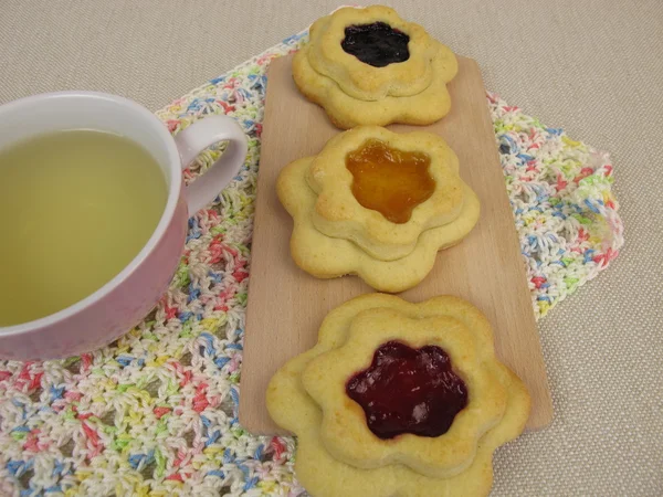 Печенье с чаем и флоретом, наполненное джемом — стоковое фото