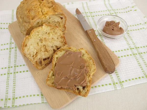 Soda ekmek ve çikolata fındık yaymak ile Kahvaltı — Stok fotoğraf