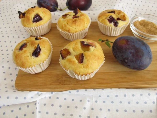 Piccole torte da tè con prugne — Foto Stock