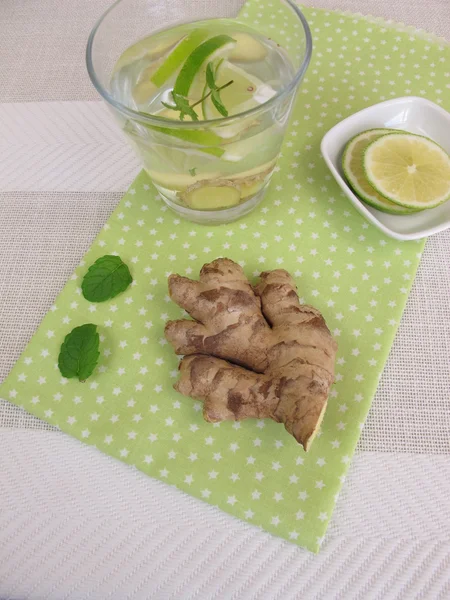 Agua fresca con raíz de jengibre, limón y menta — Foto de Stock