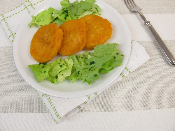 Hausgemachte Süßkartoffelpuffer und Salat — Stockfoto