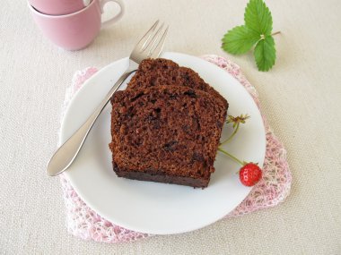 Çikolatalı pasta plaka üzerinde