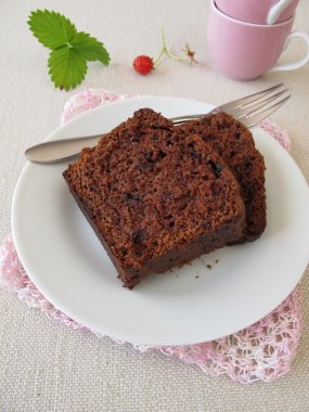 Çikolatalı pasta plaka üzerinde