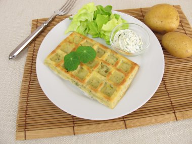 Fırında patates waffle krem peynir dip ve salata ile