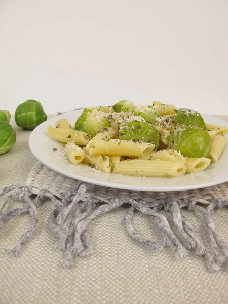 Brüksel lahanalı makarna ve parmesan peyniri — Stok fotoğraf